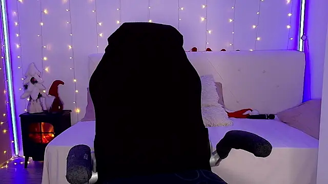 Snapshot of LindaWhite_ chatting on December 2025 05:18:02 PM LindaWhite online show from December 2025 05:18:02 PM