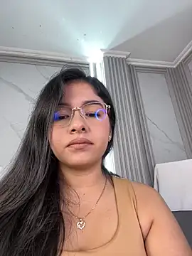 Snapshot of ValentinaLuciana chatting on June 2026 02:33:01 PM ValentinaLuciana online show from June 2026 02:33:01 PM