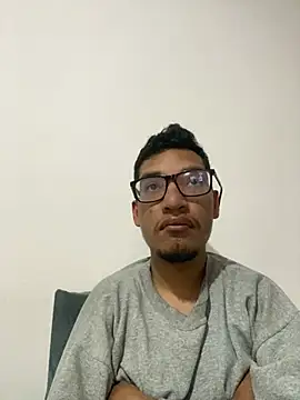 Guillermo26j online show from May 2026 11:39:01 PM