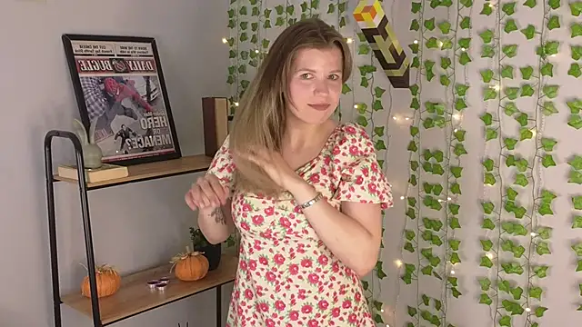 Snapshot of Mary_Moore_ chatting on June 2026 08:19:01 AM Mary Moore online show from June 2026 08:19:01 AM