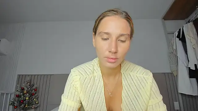 SofiClimbing online show from December 2025 03:01:02 AM