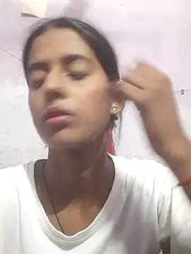 Snapshot of Saloni-Tyagi chatting on June 2026 01:43:01 AM Saloni-Tyagi online show from June 2026 01:43:01 AM