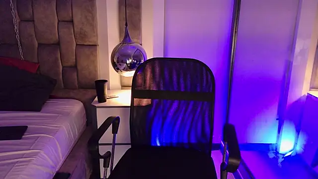 LucasThomson  online show from June 2026 04:00:02 AM