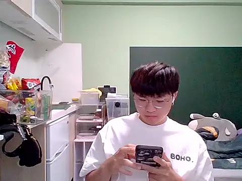Snapshot of Yang_571 chatting on June 2026 09:15:01 PM Yang 571 online show from June 2026 09:15:01 PM