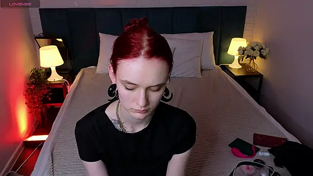 CrimsonMarquise online show from June 2026 03:01:02 PM