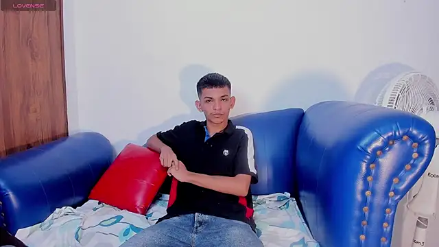 Snapshot of littlecum18 chatting on June 2026 12:19:01 PM littlecum18 online show from June 2026 12:19:01 PM