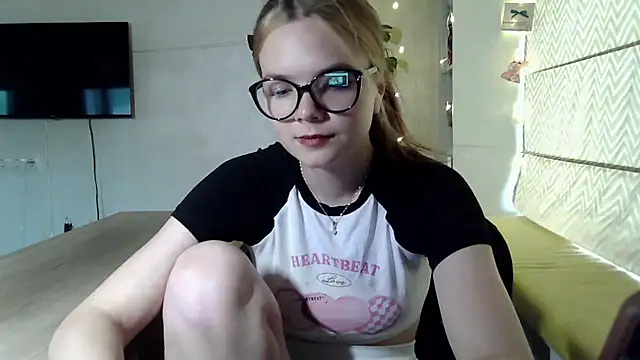 Snapshot of AvrilGillig chatting on June 2026 02:19:01 PM AvrilGillig online show from June 2026 02:19:01 PM