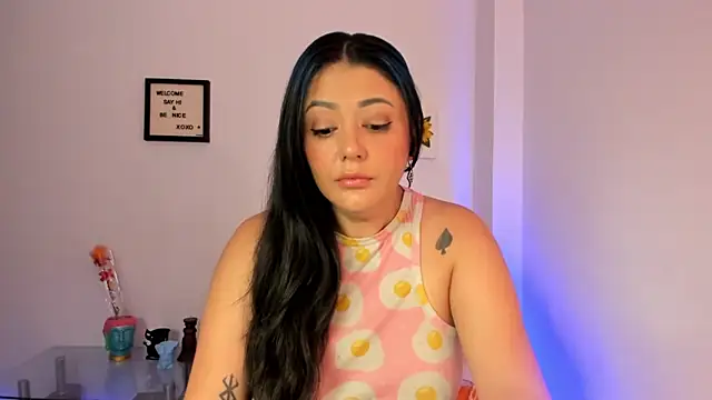 Snapshot of LauraToro_ chatting on January 2026 07:18:01 PM LauraToro online show from January 2026 07:18:01 PM