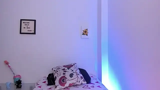 Snapshot of LauraToro_ chatting on February 2026 09:15:02 PM LauraToro online show from February 2026 09:15:02 PM