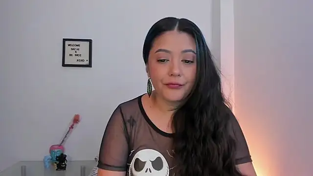 Snapshot of LauraToro_ chatting on February 2026 01:09:02 PM LauraToro online show from February 2026 01:09:02 PM