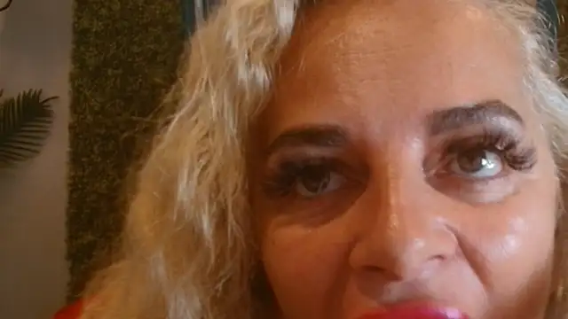 Snapshot of ElviraZoi chatting on July 2026 06:18:01 AM ElviraZoi online show from July 2026 06:18:01 AM