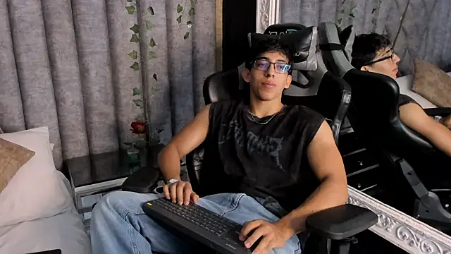 JuliaanRoss online show from July 2026 08:33:01 PM