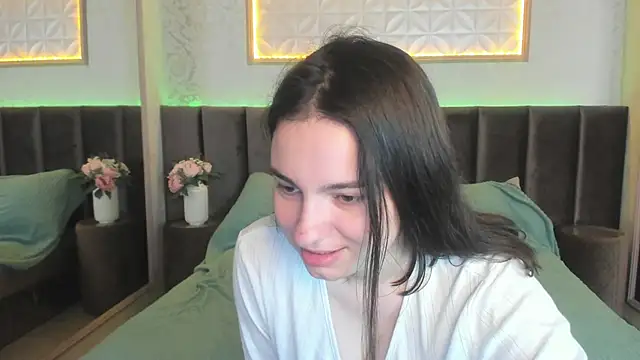 Snapshot of YolandiBev chatting on June 2026 05:43:02 AM YolandiBev online show from June 2026 05:43:02 AM
