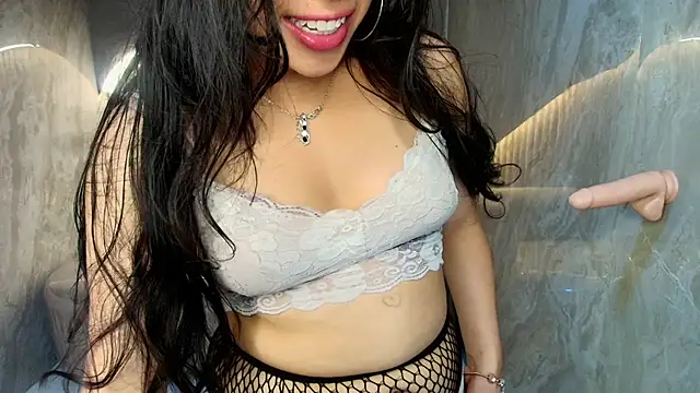 Mia  r  online show from June 2026 10:35:01 PM