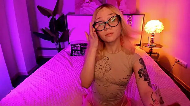 Snapshot of Amely_18 chatting on June 2026 04:04:02 AM Amely 18 online show from June 2026 04:04:02 AM