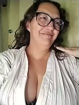 Snapshot of _Saraqueen-- chatting on June 2026 05:12:01 AM Saraqueen-- online show from June 2026 05:12:01 AM