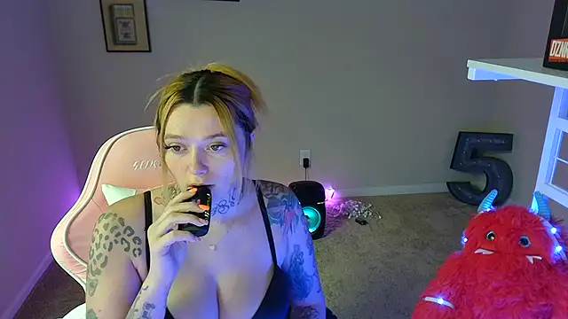 Snapshot of karmathevixen chatting on July 2026 06:23:01 PM karmathevixen online show from July 2026 06:23:01 PM