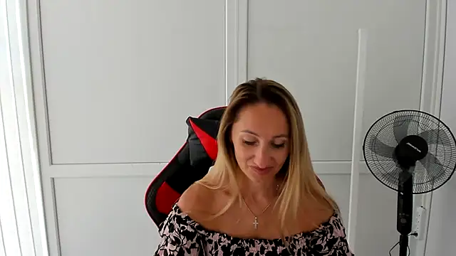 LilyDreamm online show from June 2026 07:02:01 AM