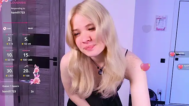 Snapshot of ChloeWells chatting on June 2026 03:44:01 AM ChloeWells online show from June 2026 03:44:01 AM