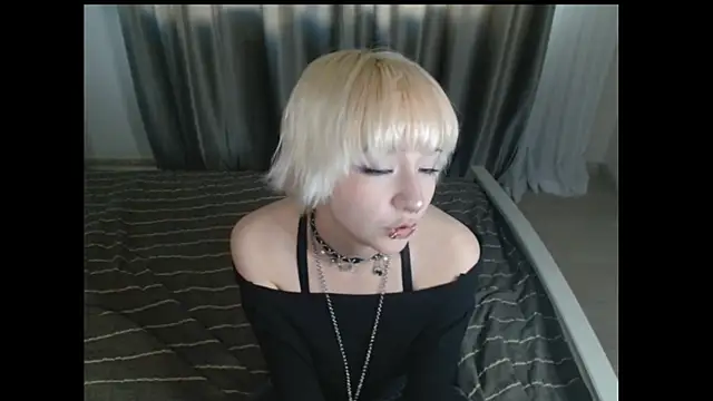 Snapshot of RoxyLien chatting on June 2026 04:20:01 PM RoxyLien online show from June 2026 04:20:01 PM