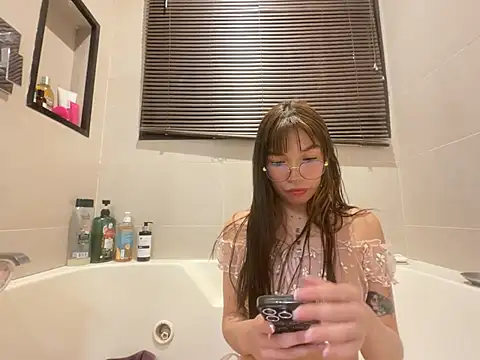 Snapshot of RENESME_E chatting on August 2026 01:52:02 AM RENESME E online show from August 2026 01:52:02 AM