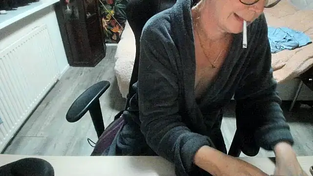 minoesje37 online show from November 2025 08:11:02 PM