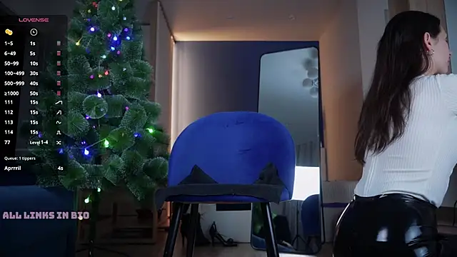 Snapshot of LAUREL_HAZEL chatting on January 2025 07:18:01 PM LAUREL HAZEL online show from January 2025 07:18:01 PM