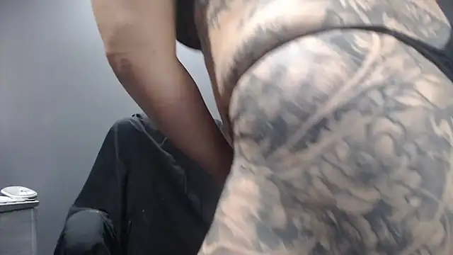 Snapshot of poisonivyx chatting on October 2025 01:37:01 AM poisonivyx online show from October 2025 01:37:01 AM