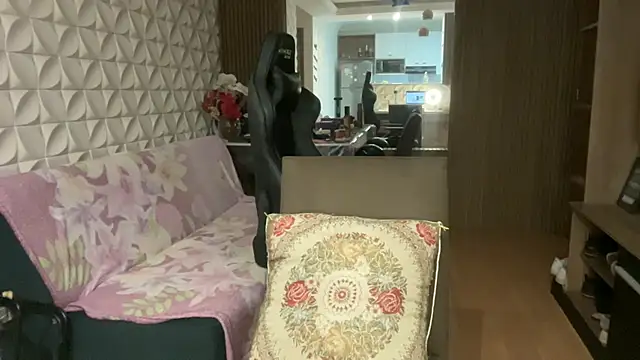 Snapshot of Leilacharlotte chatting on May 2026 12:45:01 PM Leilacharlotte online show from May 2026 12:45:01 PM