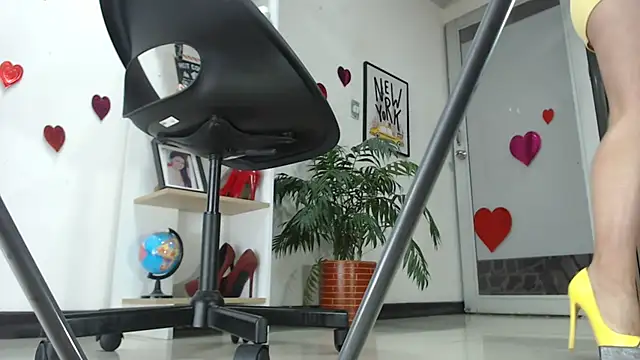 Snapshot of carieBelle1 chatting on February 2025 12:06:02 PM carieBelle1 online show from February 2025 12:06:02 PM