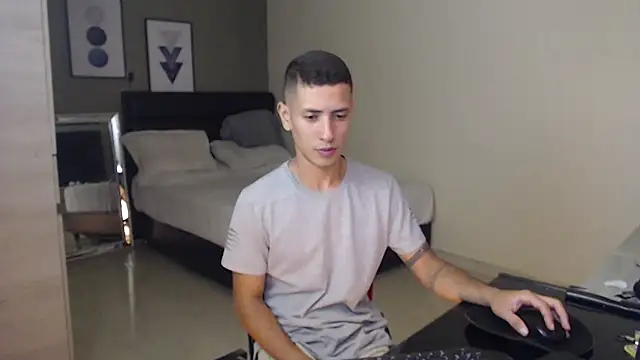 Snapshot of RetainedHound chatting on November 2025 11:36:02 PM RetainedHound online show from November 2025 11:36:02 PM