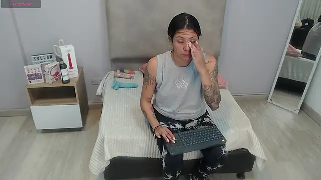 Snapshot of valevicious chatting on November 2025 01:32:02 PM valevicious online show from November 2025 01:32:02 PM