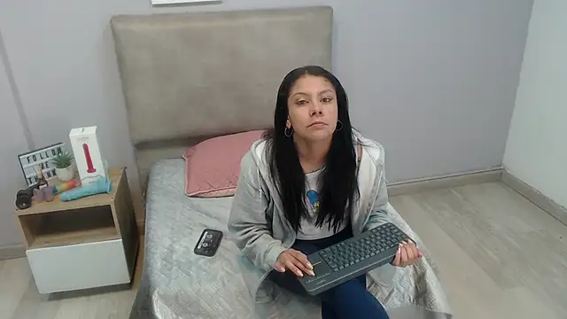 Snapshot of valevicious chatting on December 2025 01:37:02 PM valevicious online show from December 2025 01:37:02 PM