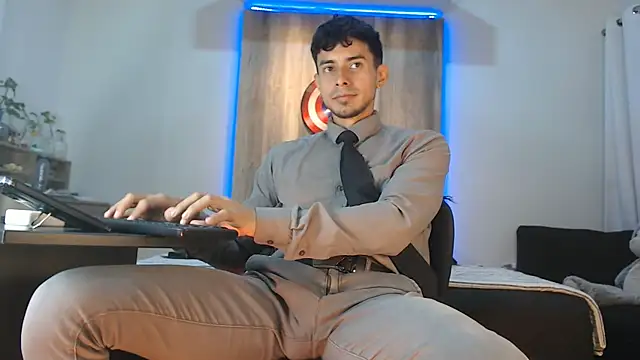 Andrew 4  online show from October 2025 02:32:02 AM