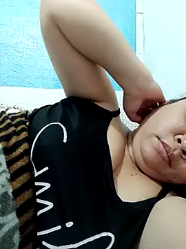 XXLorie 02 online show from October 2025 01:43:02 PM