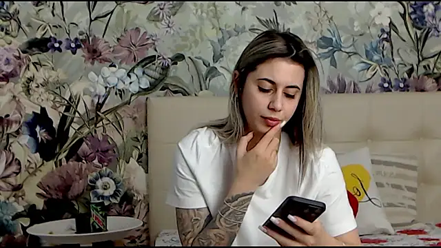 RoseDiamond06 online show from January 2025 04:39:01 PM