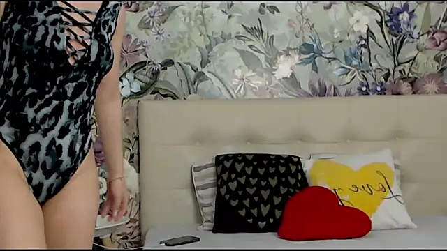 RoseDiamond06 online show from February 2025 01:59:01 PM