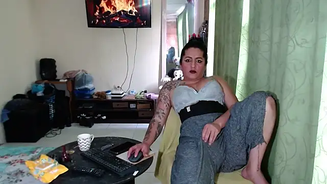 Sashaferrari2000 online show from April 2026 06:02:01 PM