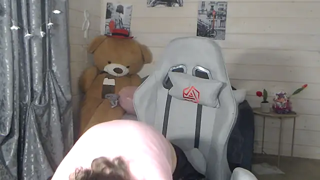 Snapshot of RubiLakros chatting on November 2025 12:08:02 PM RubiLakros online show from November 2025 12:08:02 PM