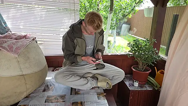 Snapshot of Vuitton chatting on May 2026 12:03:02 PM Vuitton online show from May 2026 12:03:02 PM