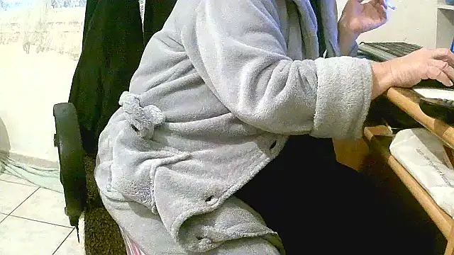 Snapshot of douceur63 chatting on December 2024 11:33:01 AM douceur63 online show from December 2024 11:33:01 AM