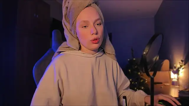 Snapshot of Rachel_Ro chatting on December 2024 04:10:01 PM Rachel Ro online show from December 2024 04:10:01 PM