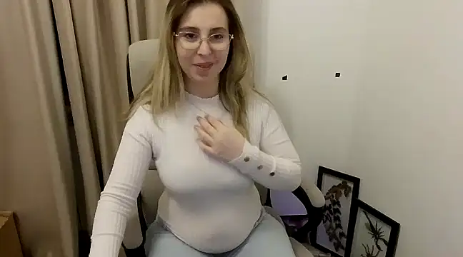 Snapshot of Aliss_Hottie chatting on March 2025 10:26:01 PM Aliss Hottie online show from March 2025 10:26:01 PM