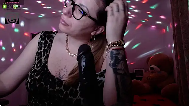 Snapshot of SonyaDevon chatting on January 2025 04:12:01 AM SonyaDevon online show from January 2025 04:12:01 AM