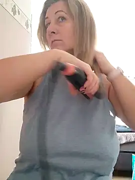 Snapshot of Elza01 chatting on September 2025 06:29:01 AM Elza01 online show from September 2025 06:29:01 AM