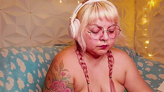 Snapshot of Satyn_doll chatting on June 2026 12:24:01 AM Satyn doll online show from June 2026 12:24:01 AM