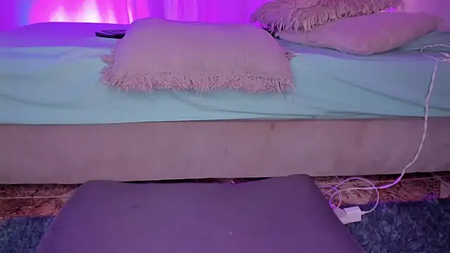 Snapshot of Secret_chells chatting on February 2025 11:33:02 PM Secret chells online show from February 2025 11:33:02 PM