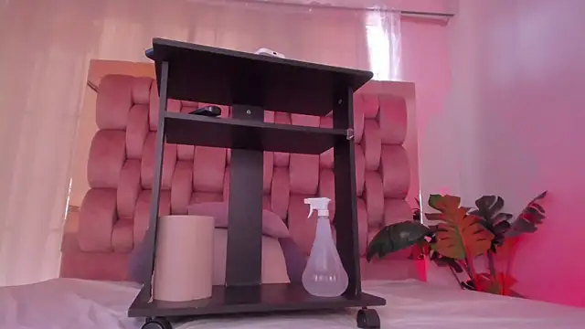 Snapshot of Secret_chells chatting on October 2025 05:43:02 PM Secret chells online show from October 2025 05:43:02 PM