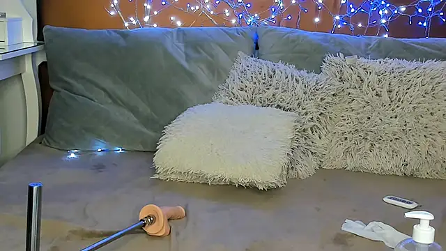 Snapshot of MiaBeeXX chatting on February 2025 11:14:02 AM MiaBeeXX online show from February 2025 11:14:02 AM