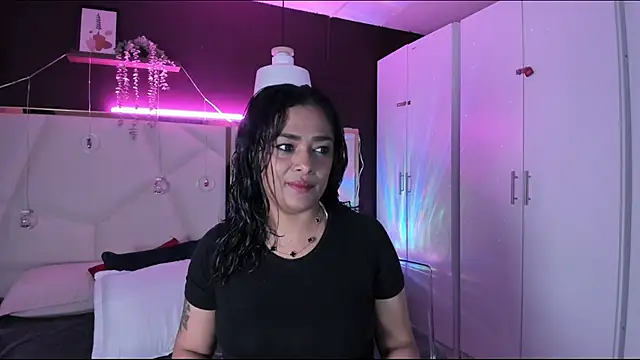 Inndrahot online show from December 2025 03:44:02 AM